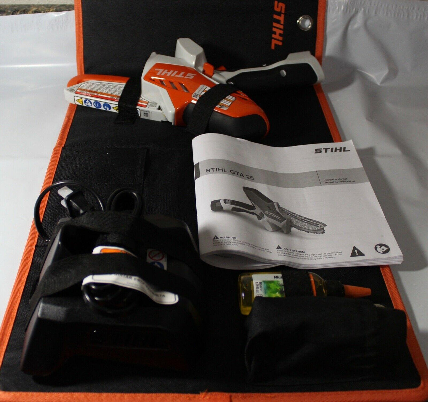 STIHL GTA 26 PRUNER CHAINSAW W/CARRYING CASE, BATTERY AND CHARGER.