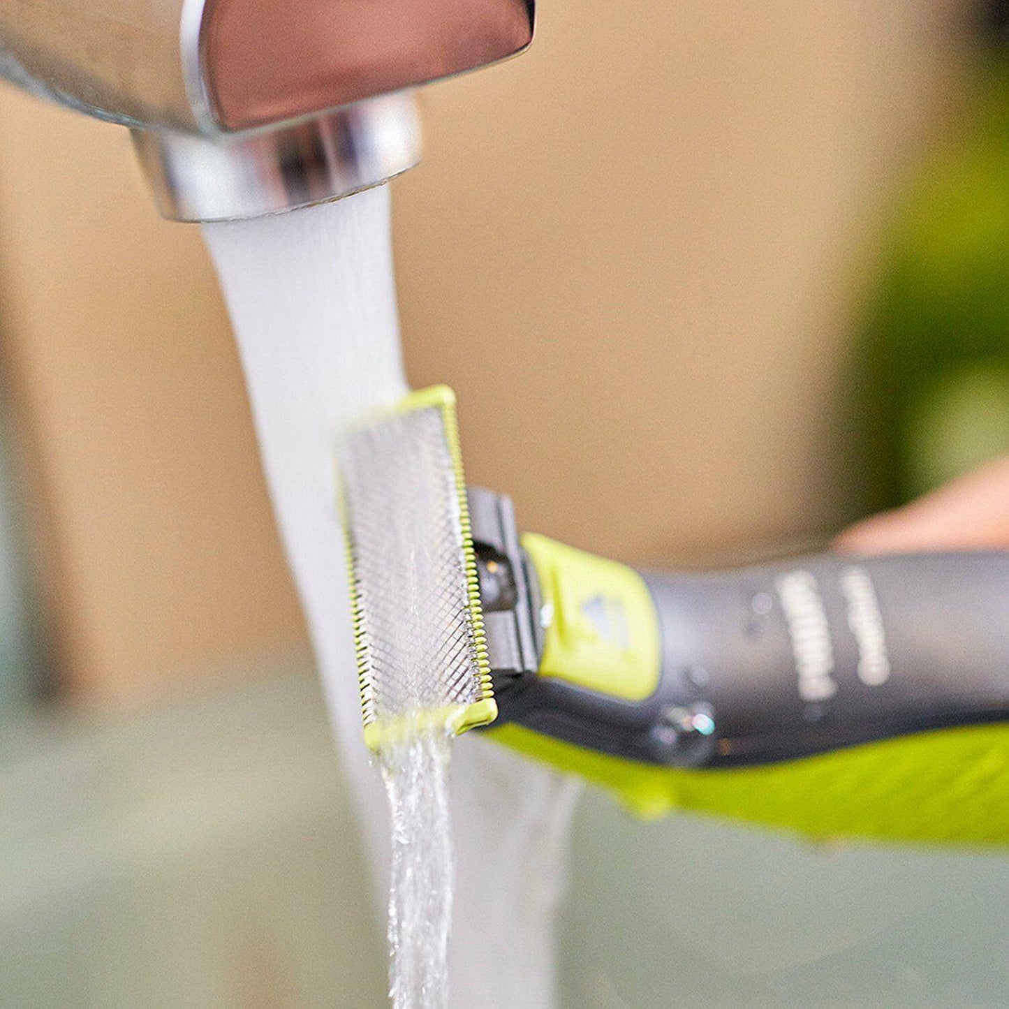 Philips ONEBLADE Qp2520/30 Trimmer Beard Trims Shapes and Shaves